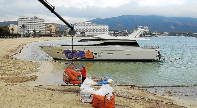 Yacht abandoned in Palmanova to be scrapped.