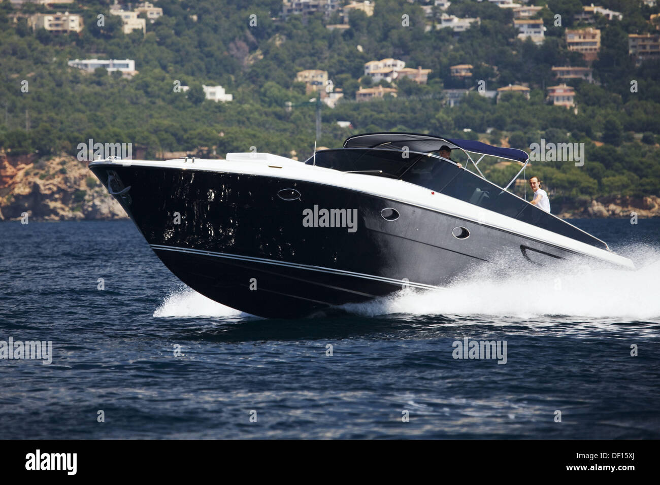 itama-powerboat-in-mallorca-spain-DF15XJ.jpg