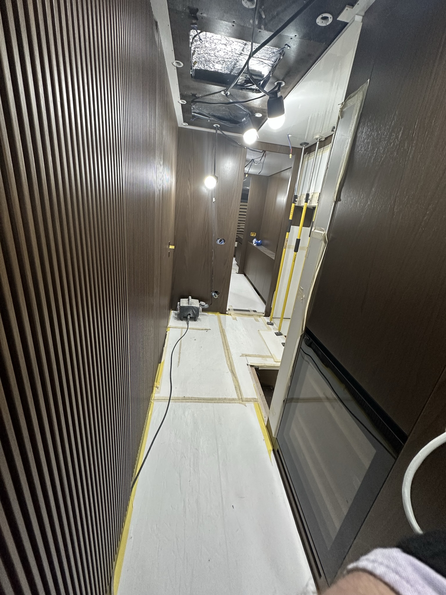 Build-420-salon-port-side-corridor-forward.jpg