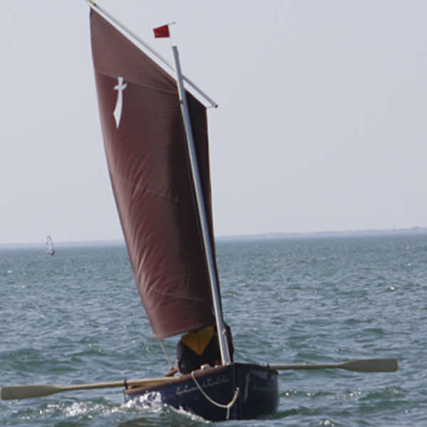 classic-sailing-and-rowing-open-boat-33103-184153.jpg