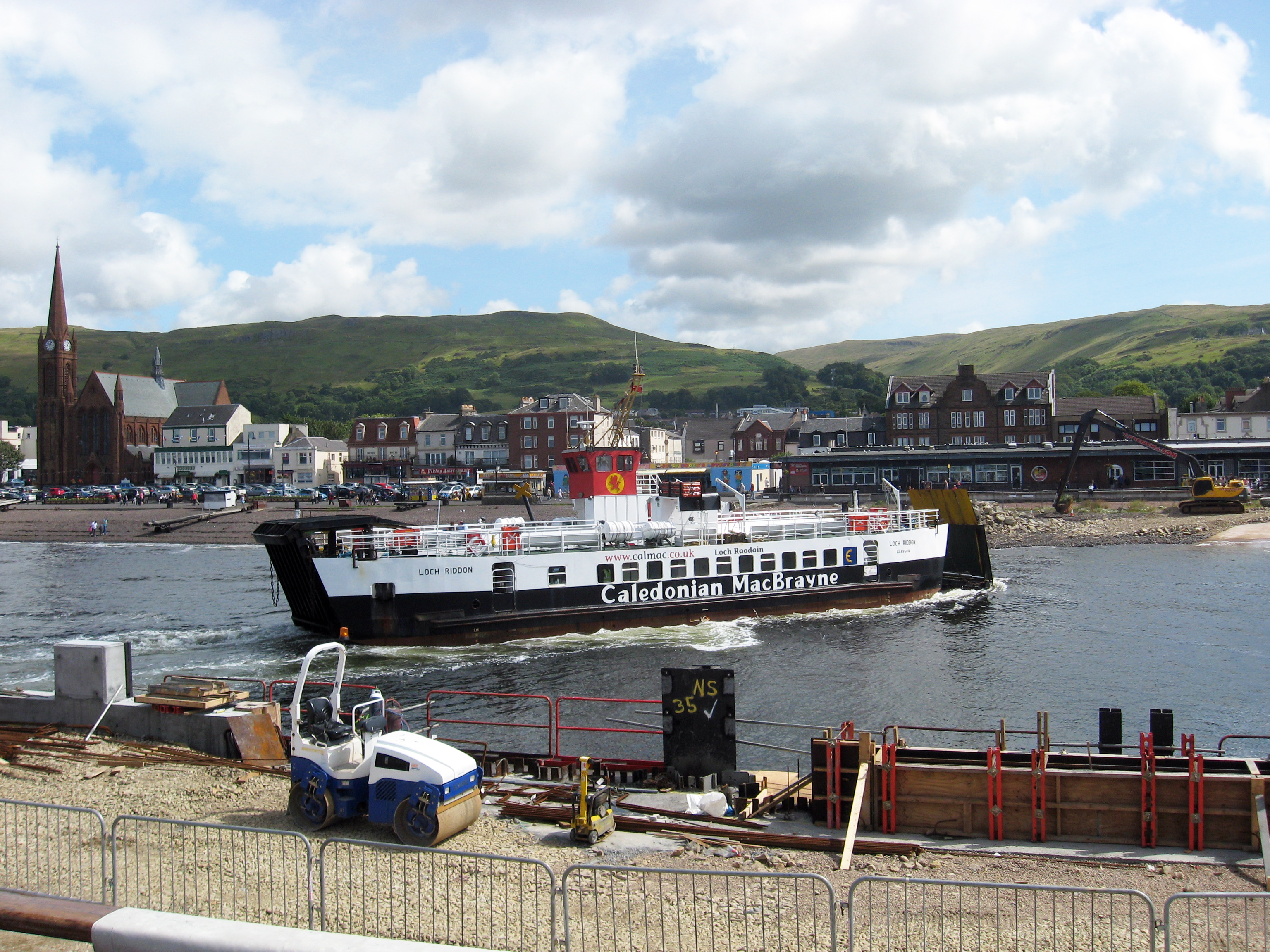 Largs_pier_and_MV_Loch_Riddon.jpg