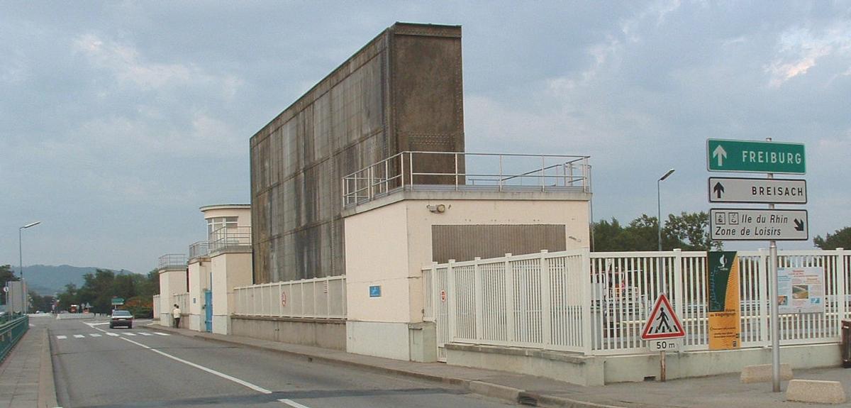 ecluse_de_vogelgrun._porte_levee.jpg