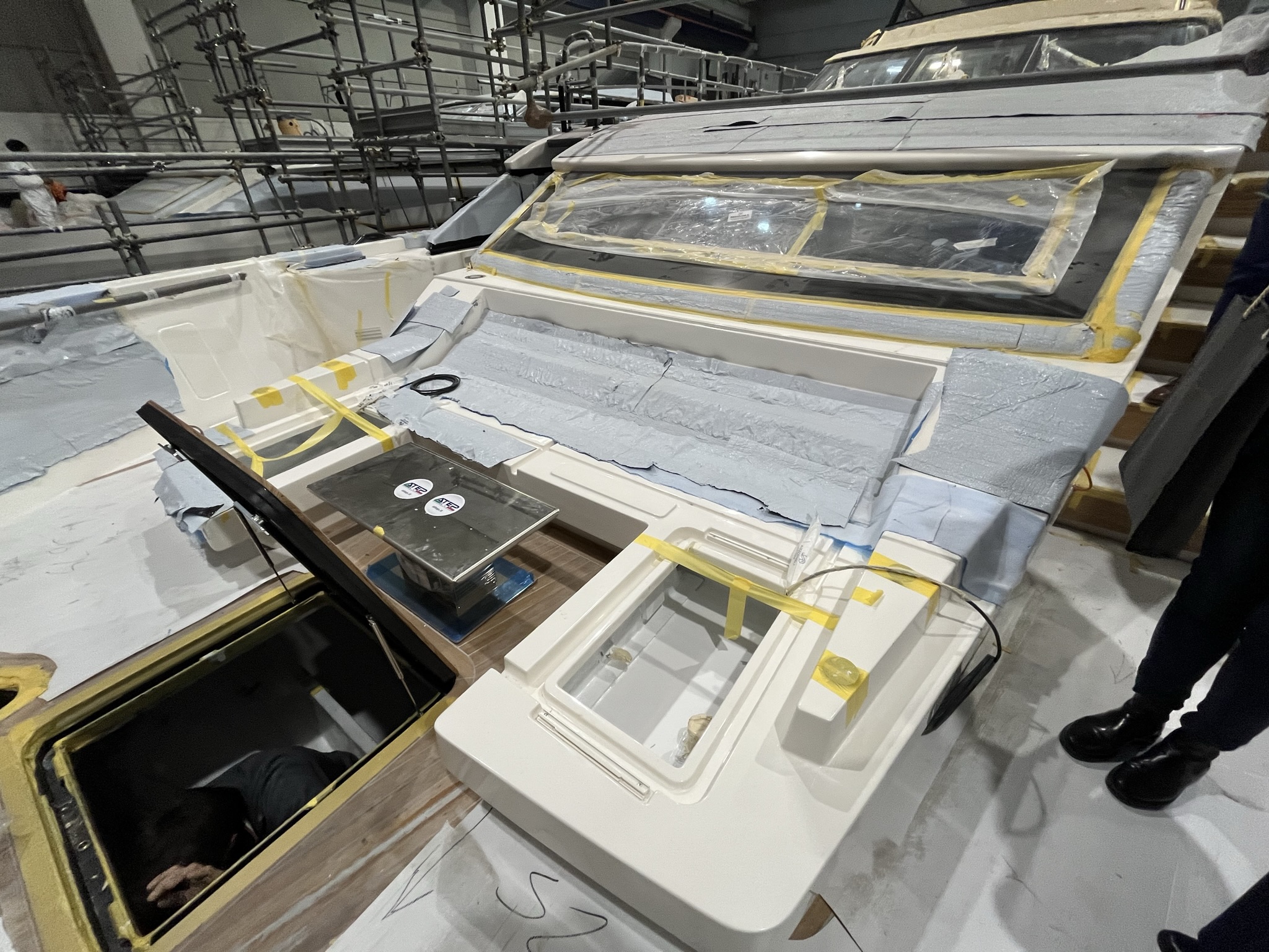 Build-410a-231208-foredeck-seating.jpg